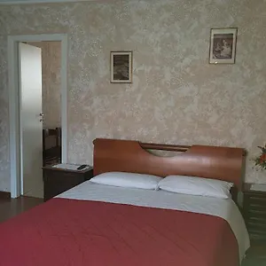 Apartment Bilocale Comodo A Tutti I Servizi. Aurora *