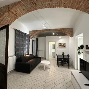 Vintage Rondo Quadrilatero Apartment