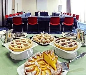 Holiday South Hotel 4*
